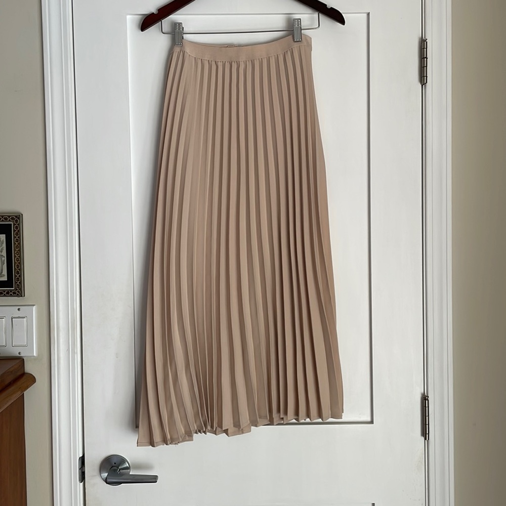 Minimum Skirt NWT Beige pleated